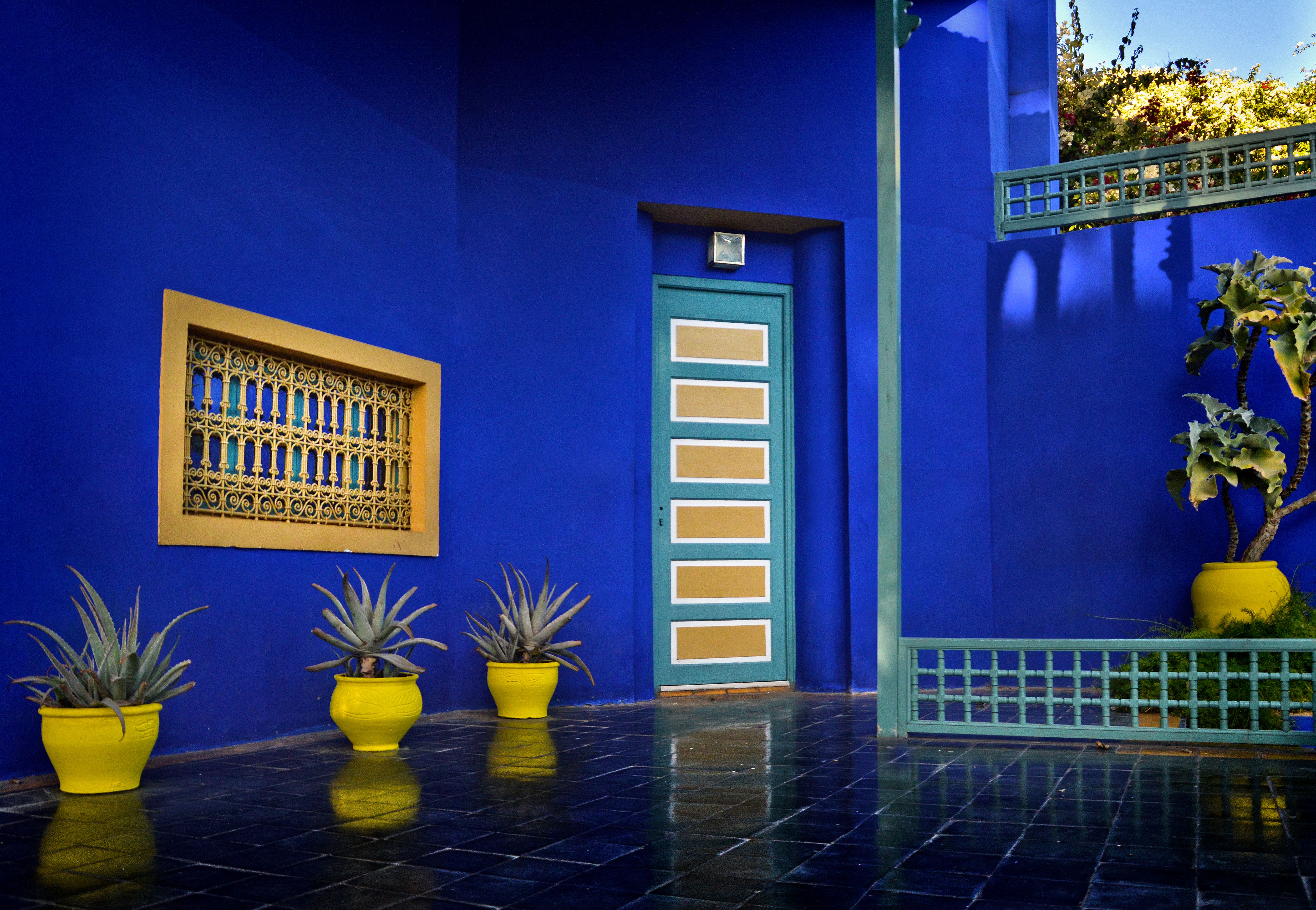 Majorelleblå husfasad i Jardin Majorelle
