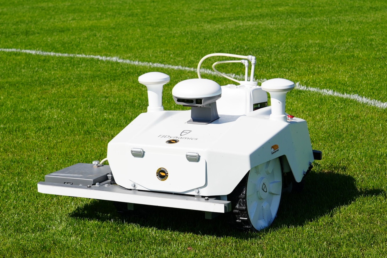 RLM01 sätter ny standard för linjemarkering – dubbla RTK-antenner, kamera och färdiga idrottsplaner