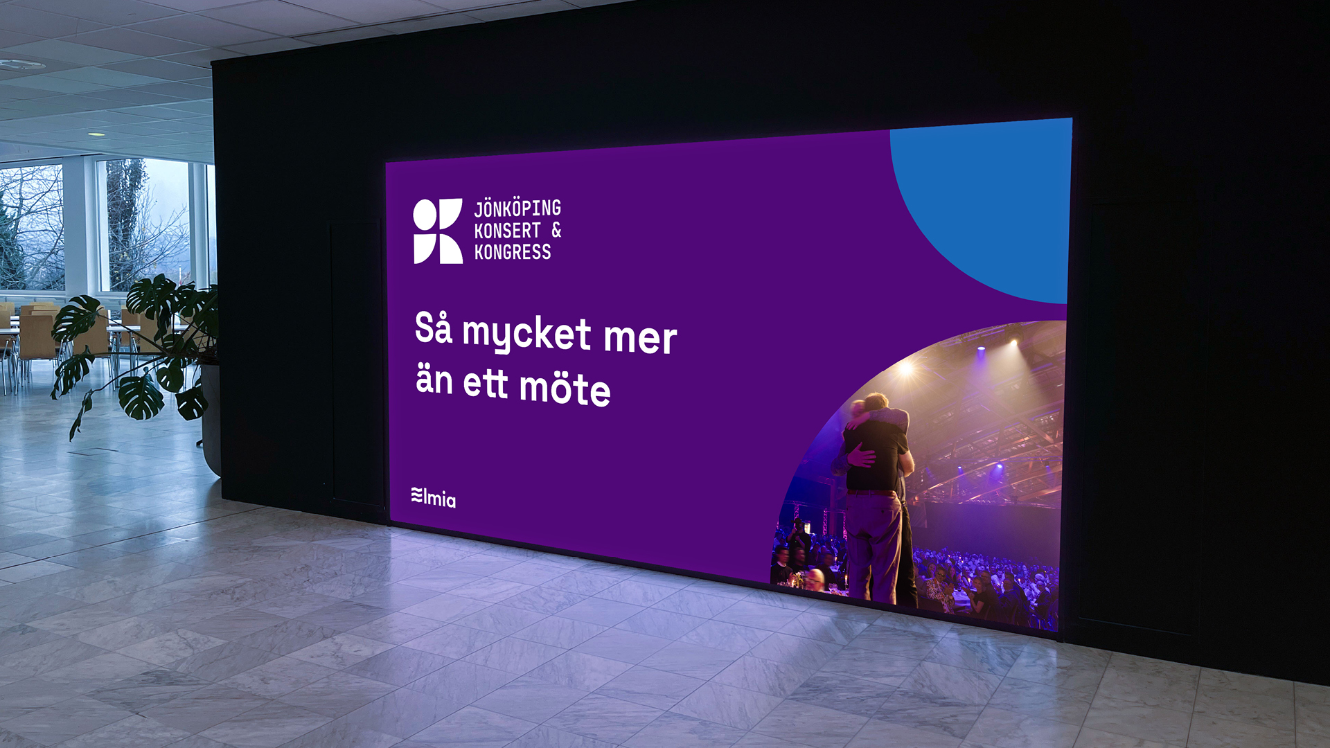 Digital skärm innanför entrén