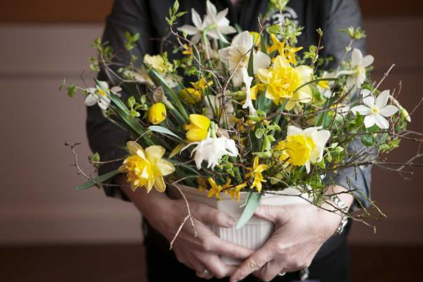 En bild som visar person, Blomstersk&ouml;tsel, Blomarrangemang, blomma

AI-genererat inneh&aring;ll kan vara felaktigt.