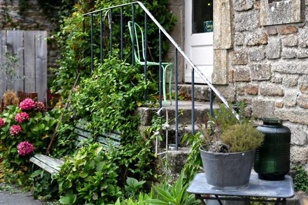 En bild som visar utomhus, blomkruka, krukväxt, byggnad
AI-genererat innehåll kan vara felaktigt.