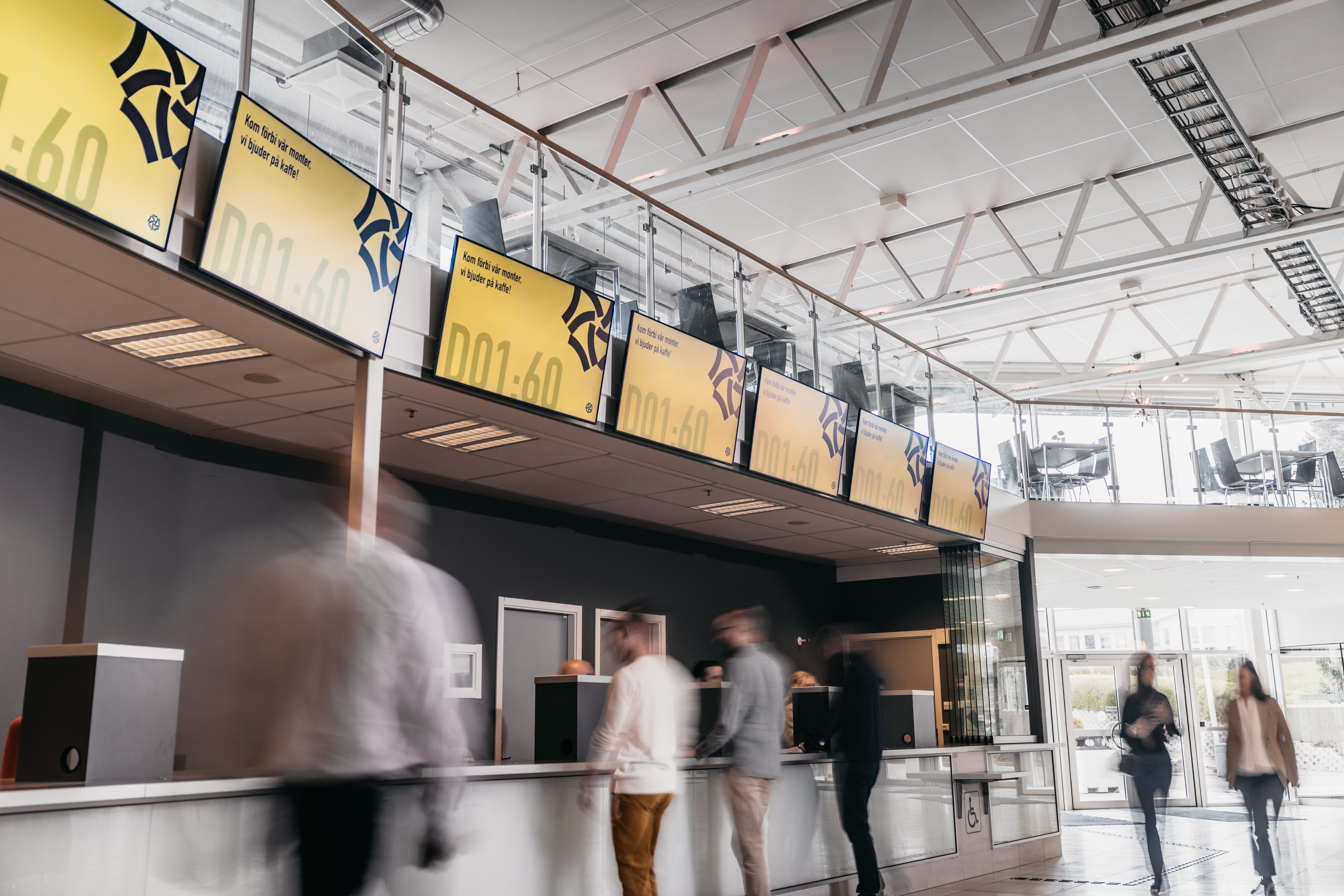 Digitala skärmar vid kassor, Lobby Syd eller Lobby Nord