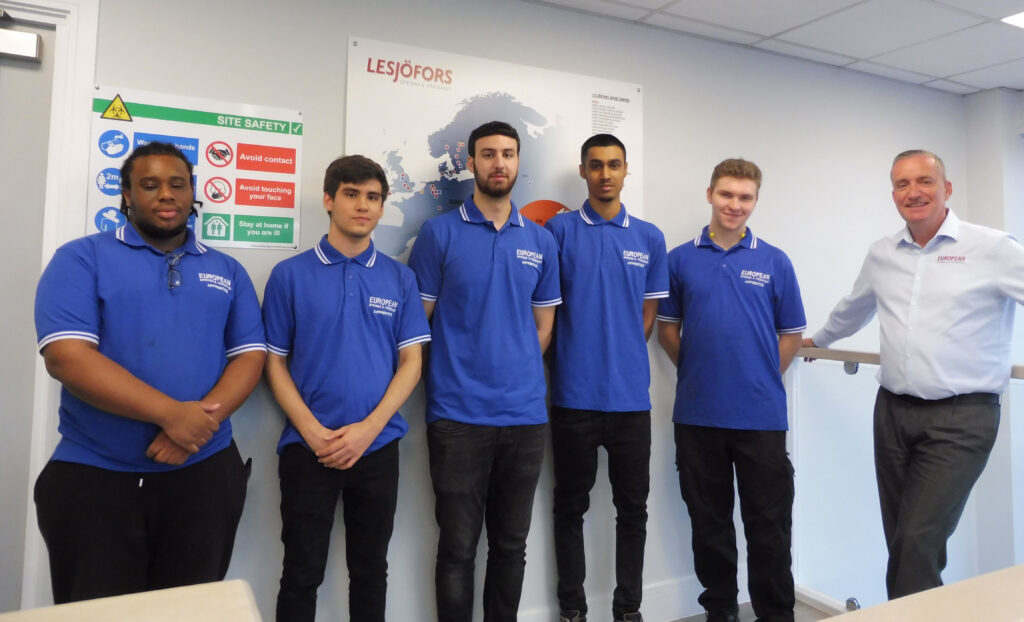  LÄRLINGSPROGRAM SÄKRAR FRAMTIDENS BEHOV AV FJÄDERMAKARE