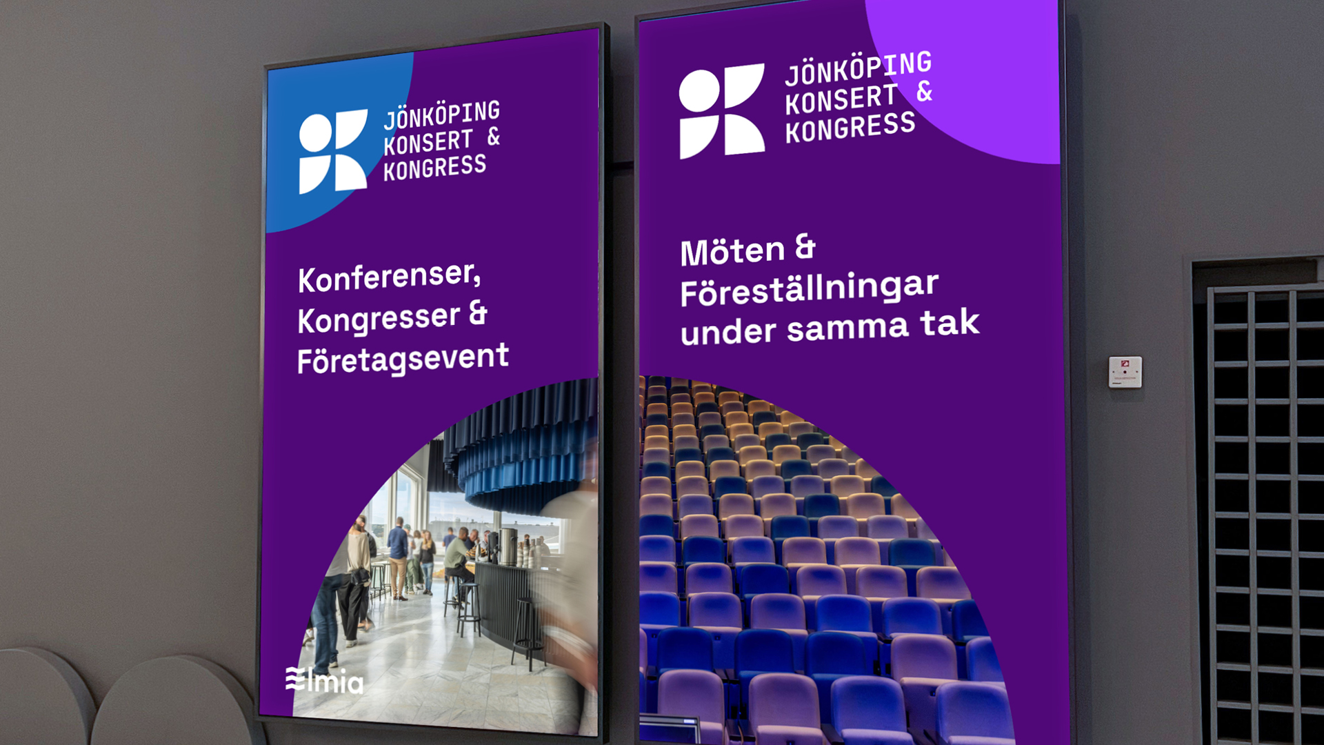 Dubbla stående skärmar vid Hammarskjöldsalen