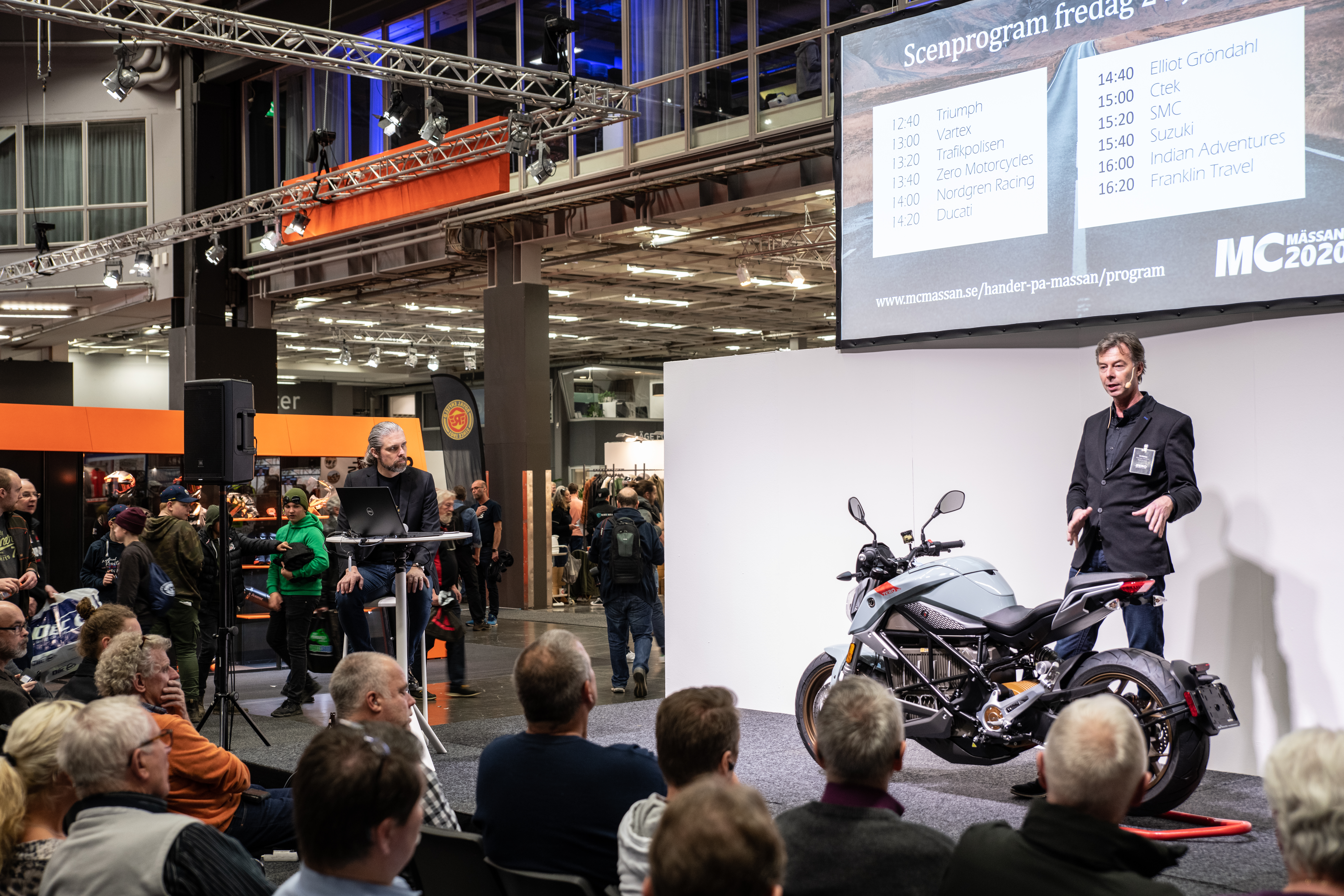 Två scener på mässan