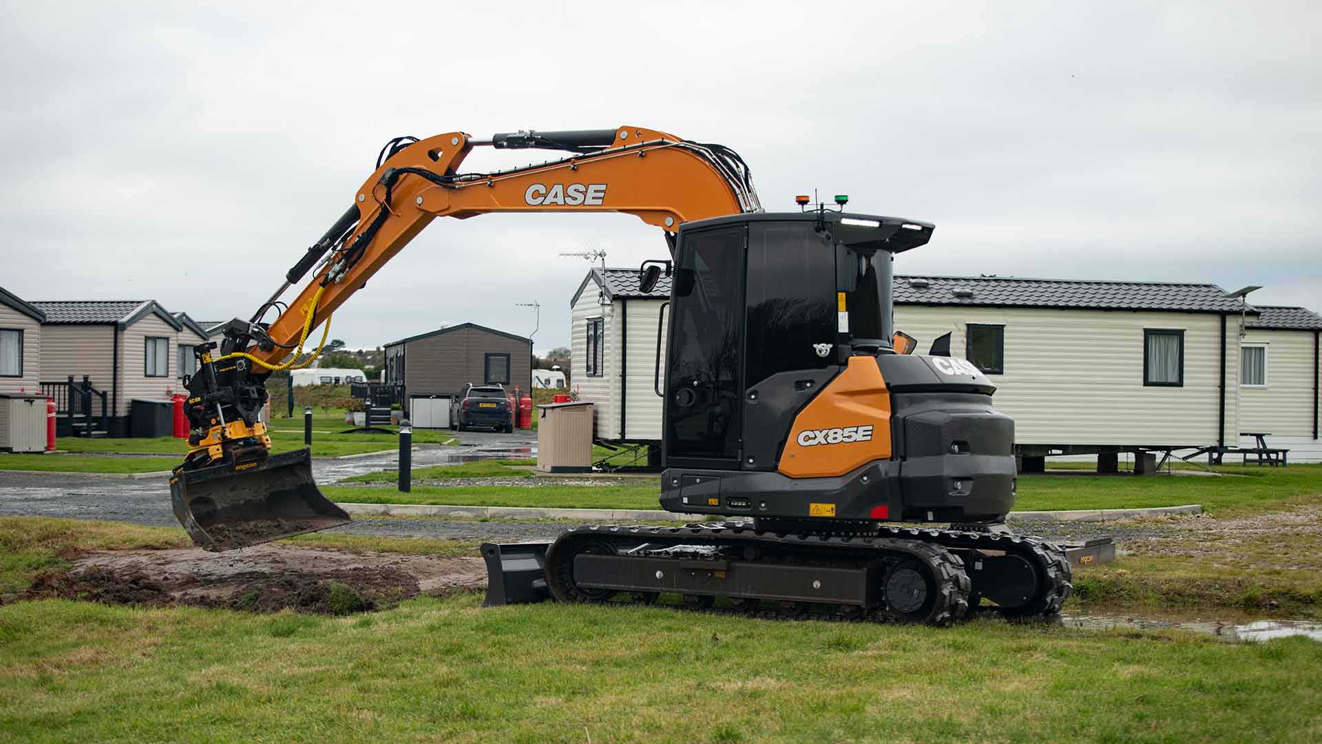 Maskinia laddar med premiärvisningar och eldrift