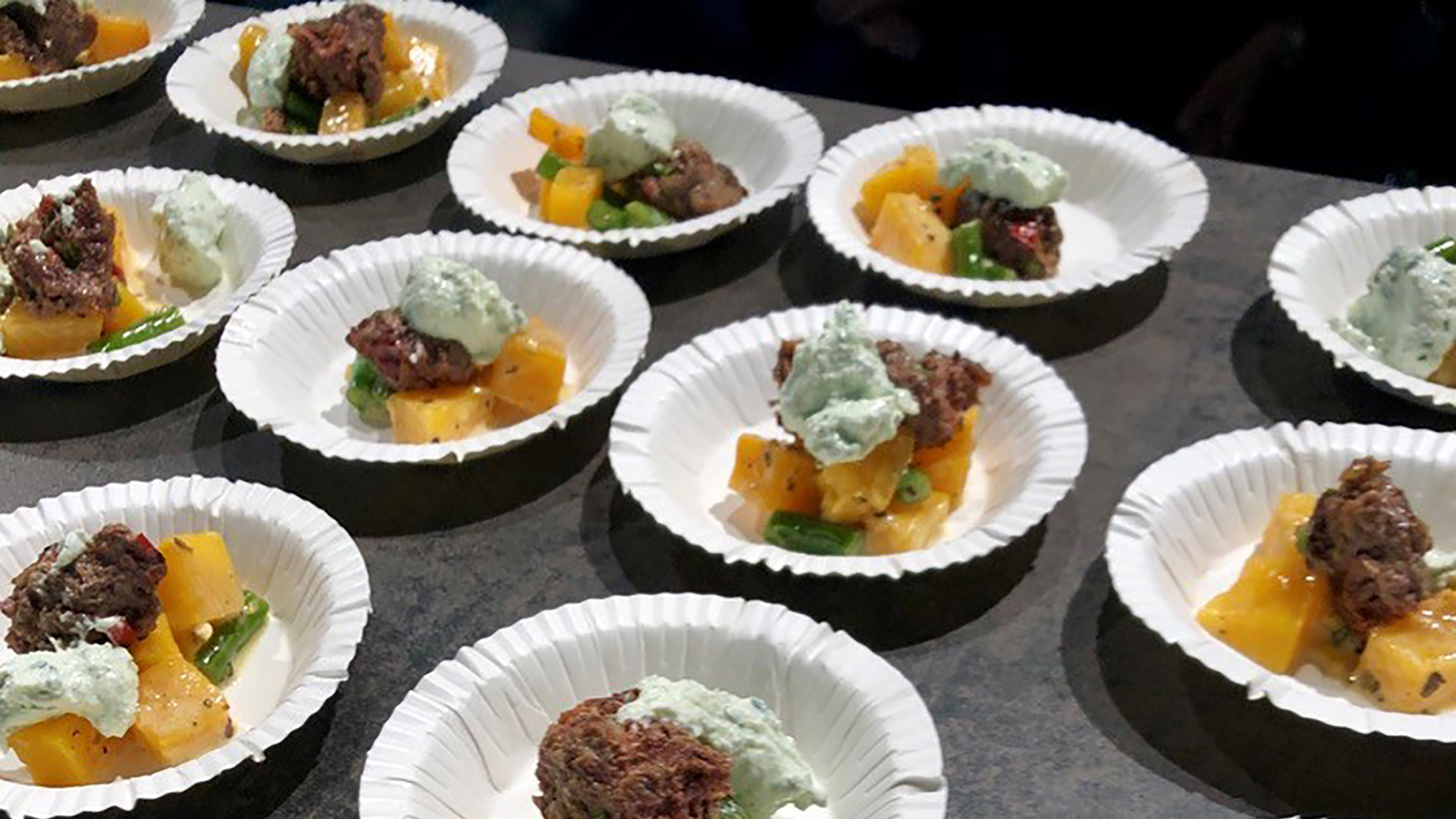 Viltfärscevapcici med pumpagryta och ramlöksfärskost cepvapcici