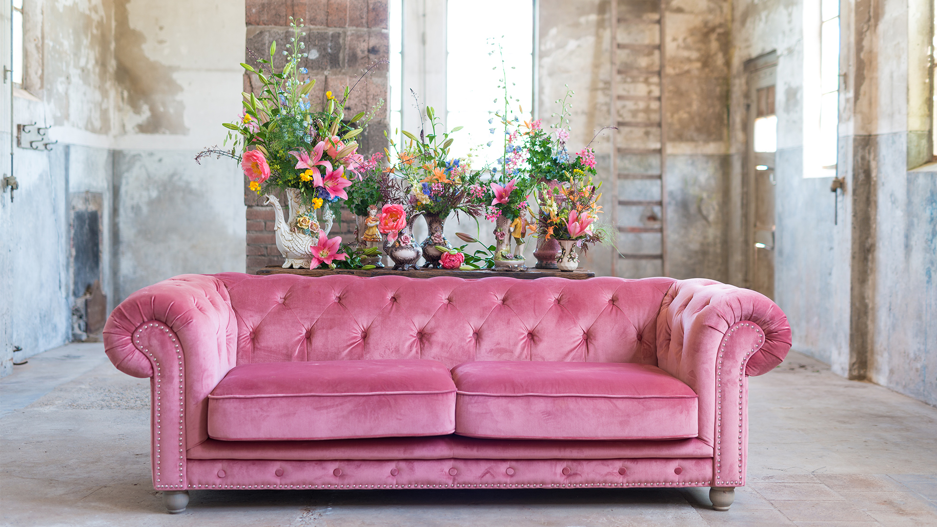 Garden Trends I Eclectic Garden I rosa soffa.jpg