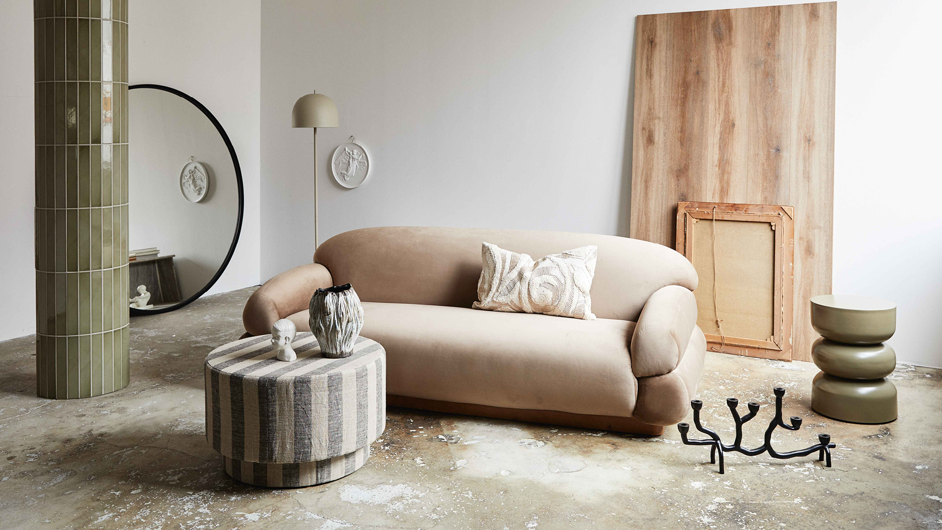 Green Garden_beige soffa_ grön pelare.jpg
