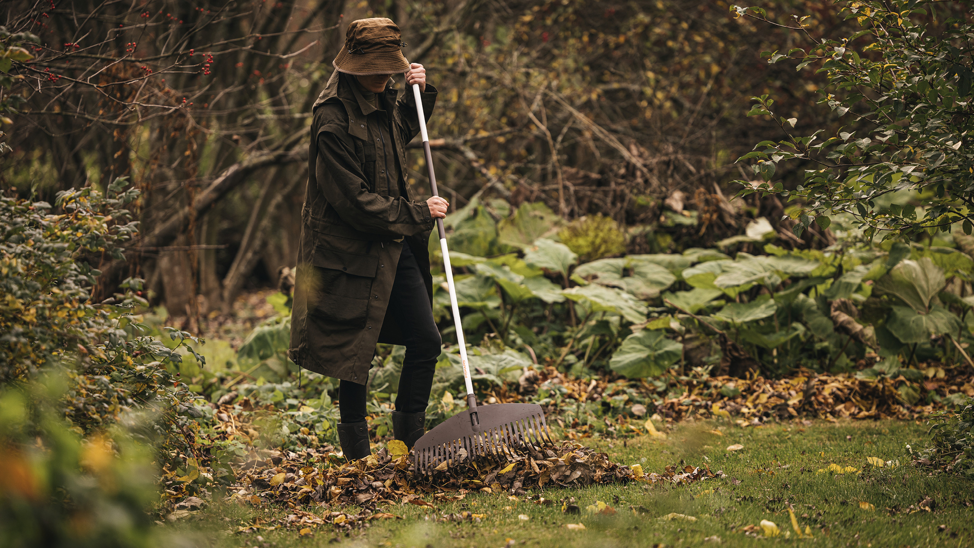 Green Garden_person räfsar löv.jpg