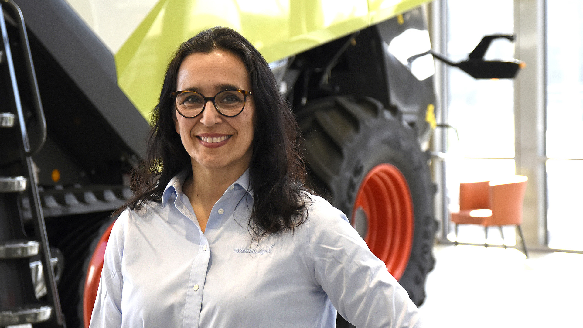Francisca Kertzscher från Swedish Agro framför en CLAAS-maskin.