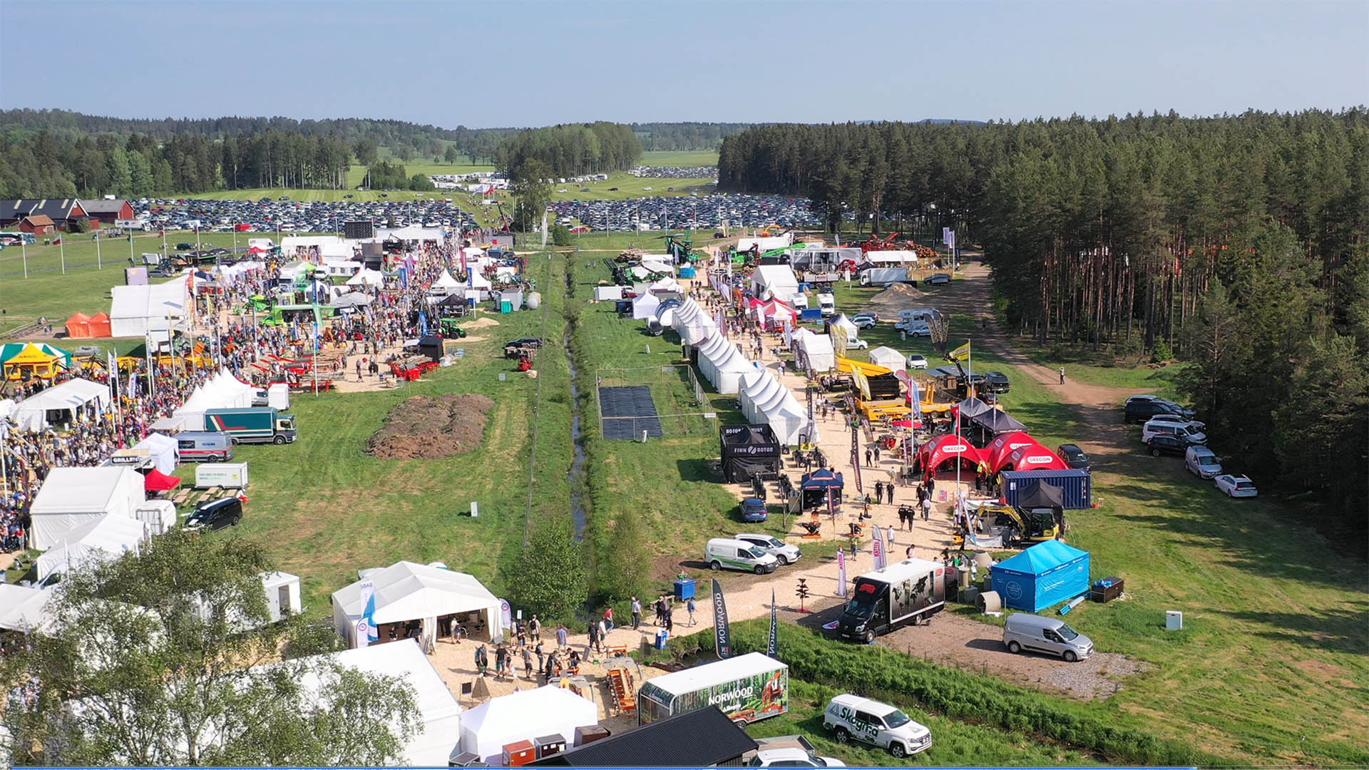 Elmia Wood I Människor slinga fältet parking I people trail field parking.jpg
