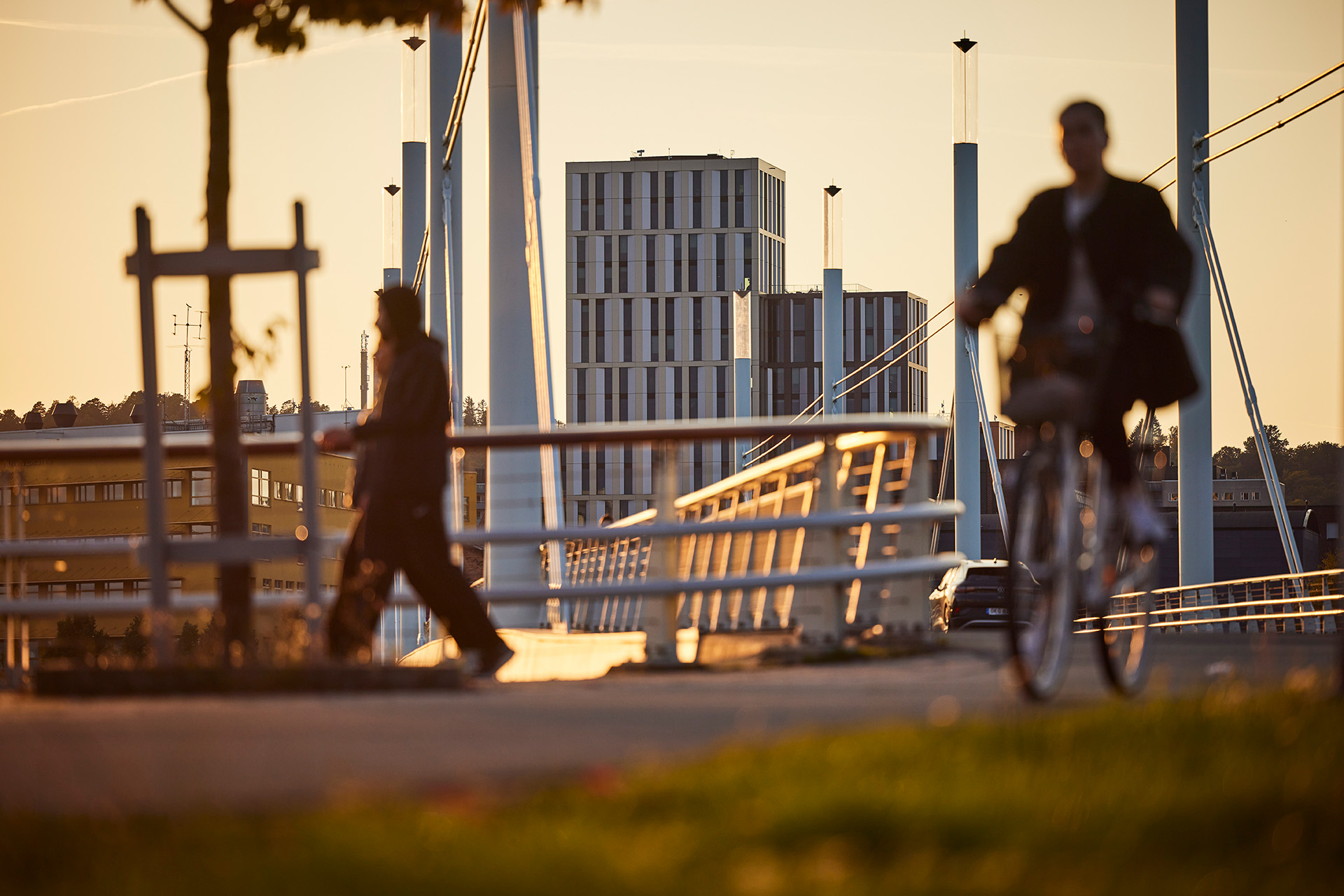 Att cykla i Jönköping är trevligt i solnedgången.